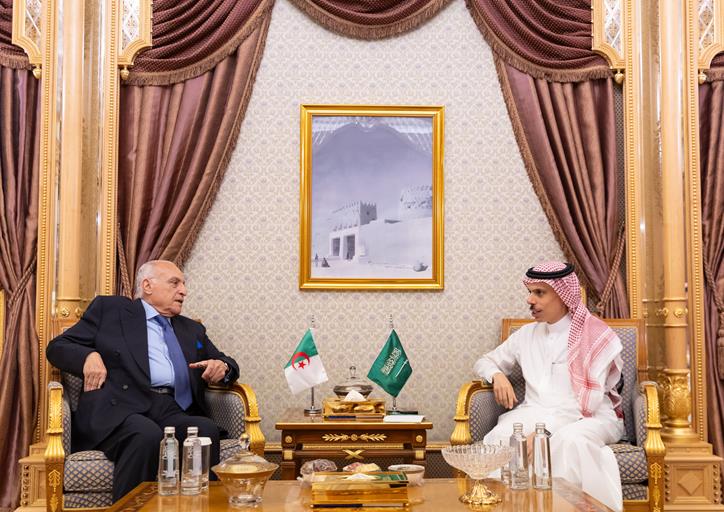 سمو وزير الخارجية يلتقي وزير خارجية الجزائر 