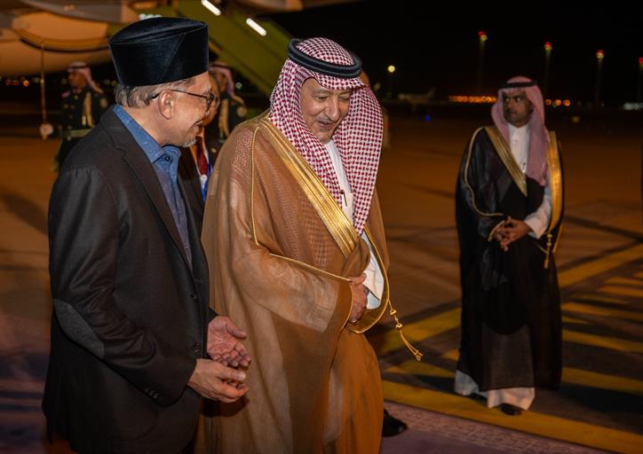  رئيس وزراء ماليزيا يصل الرياض