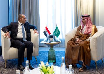 سمو وزير الخارجية يلتقي وزير خارجية مصر