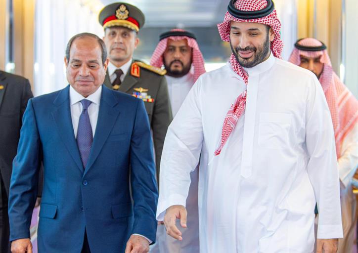 رئيس جمهورية مصر العربية يصل إلى جدة وسمو ولي العهد في مقدمة مستقبليه