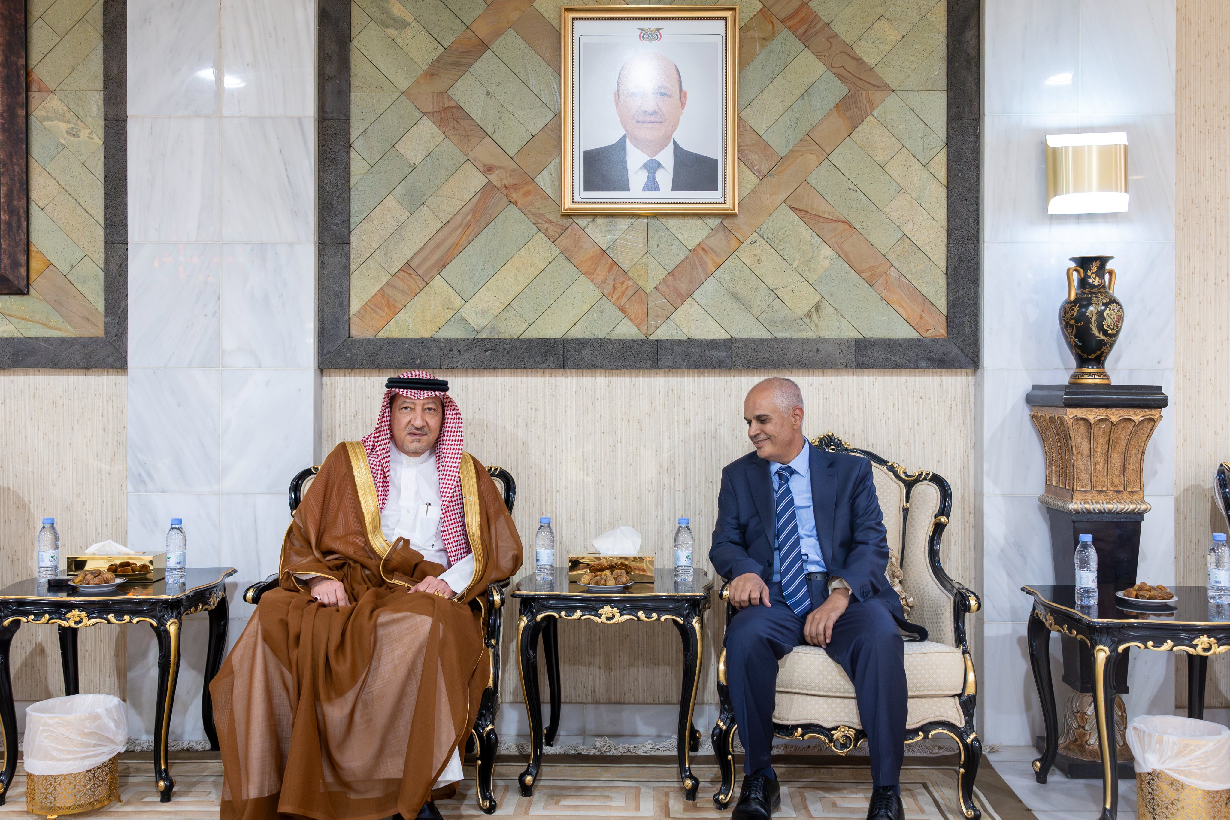 معالي نائب وزير الخارجية يقدم واجب العزاء في وفاة الرئيس اليمني السابق
