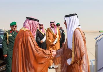 وزير خارجية قطر يصل إلى الرياض وفي استقباله معالي نائب وزير الخارجية