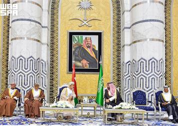سلطان عُمان يصل إلى جدة وسمو ولي العهد في مقدمة مستقبليه